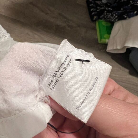 Suboo V Neck White Dress. Size 0. Embroidered Floral Details - Picture 9 of 11